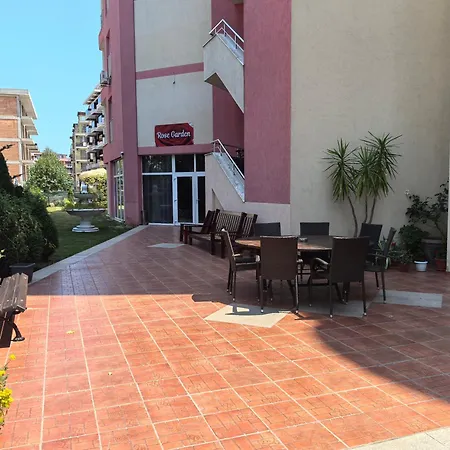 Lejlighedshotel Rose Garden Omax 3*