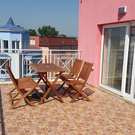 Rose Garden Omax Lägenhetshotell Slăntjev Brjag